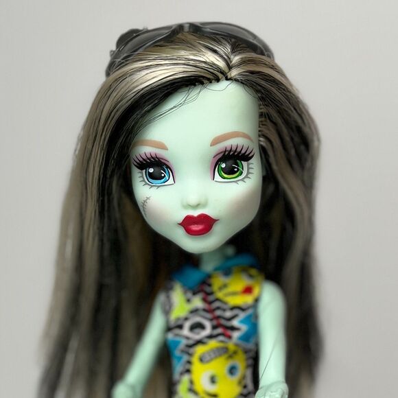 Monster High Emoji Frankie Stein Doll Boots Dress Sunglasses Mattel 2016 DVH19 - Picture 3 of 16